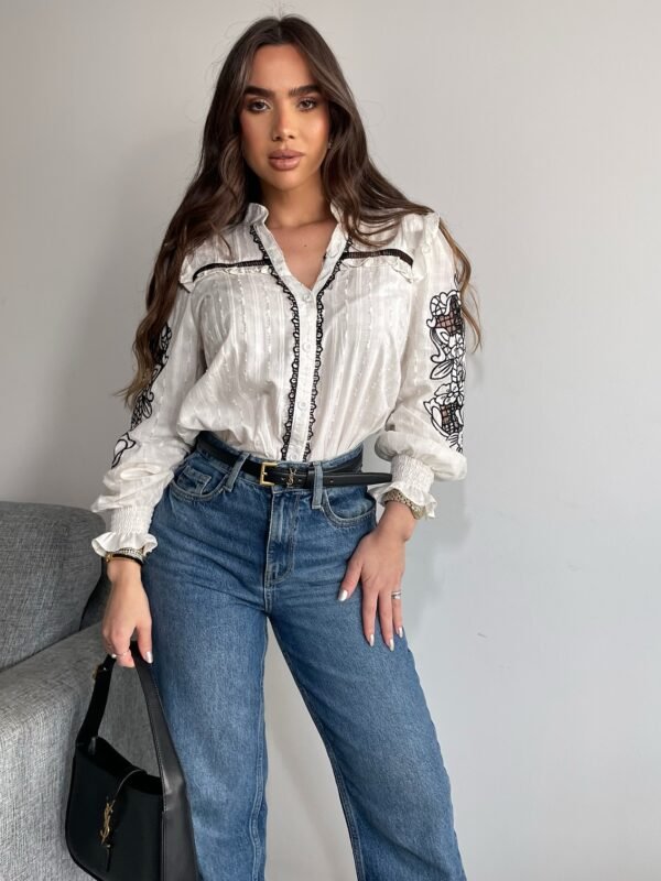 Camisa Bordado Floral Manga Longa Branca e Preta