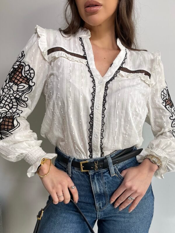 Camisa Bordado Floral Manga Longa Branca e Preta