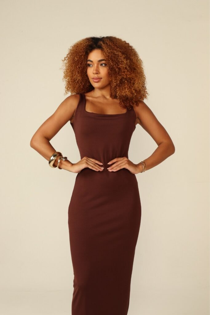 Vestido Longo com Costa Aberta Morena Marrom