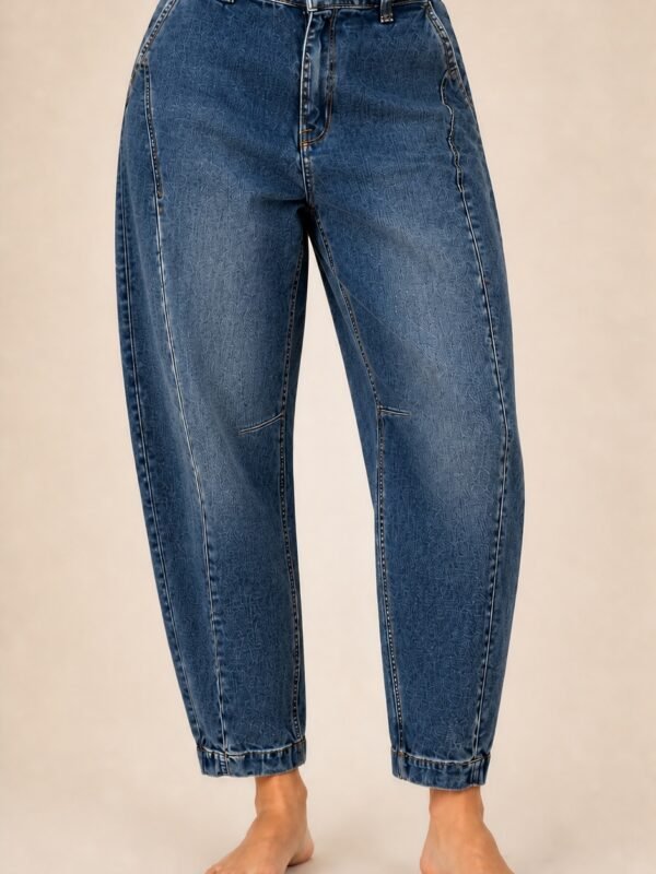 Calça Barrel Jeans Escura - detalhe do recorte e da lavagem