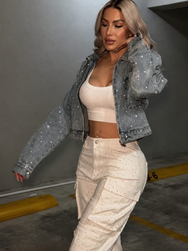 Conjunto Jaqueta Jeans Cropped e Calça Cargo Wide Leg Cravejados de Cristais
