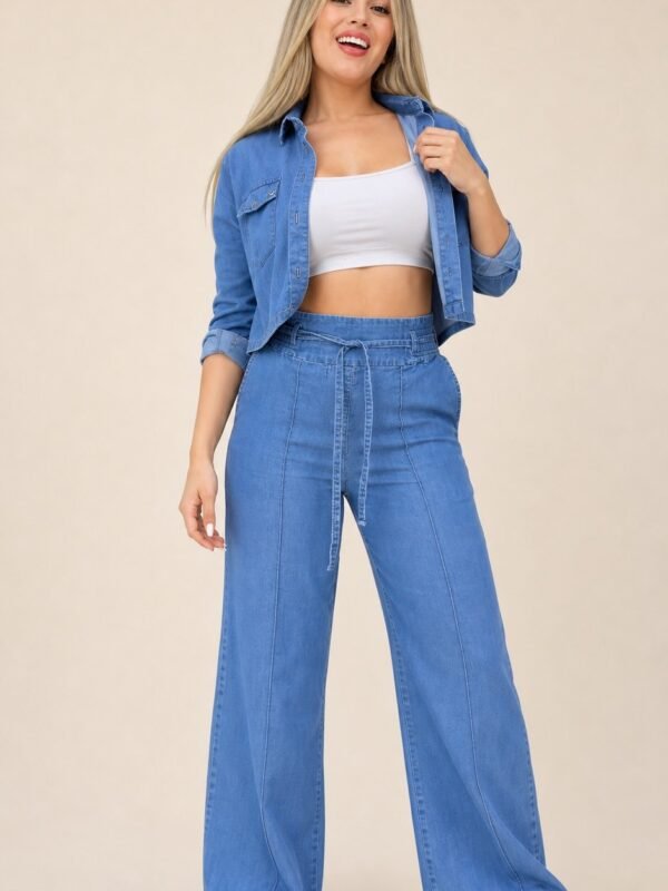 Camisa cropped jeans aberta por cima de top branco com calça wide leg
