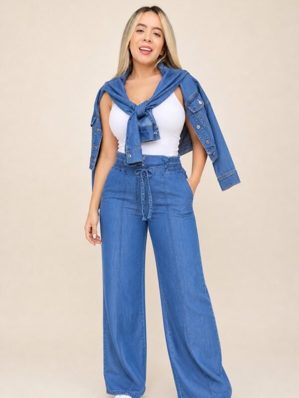 Calça jeans wide leg cintura alta com a camisa amarrada nos ombros